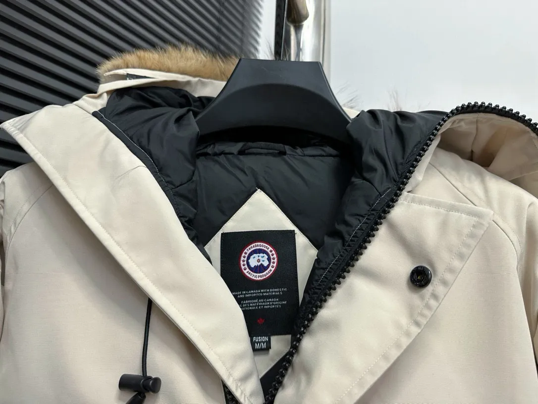 [Canada goose] 01 Exdition Parka Down Jacket for Couples Authentic original version, you need to compare Authentic to check it at any time, accessories are all customized from the original factory 💯The softness and hardness of the fabric is compared with Authentic, and it can be restored by kneading at will (fabric misunderstanding: fabrics with high hardness are not waterproof. Only those who buy the latest Authentic version this year will notice the softness and comfort of the fabric) 💯Down is synchronized with Authentic white duck down, fluffy and not clumps Electronically controlled velvet filling machine 💯Customized Authentic YKK military-grade copper core zipper puller, high hardness and no jamming 💯The fur collar is purchased from Western Canada coyote skin original customization 💯All workmanship and wiring are controlled by workers with more than ten years of service. They must be horizontal and vertical, and are not allowed to be crooked. The inner wiring density is more sophisticated. Feel free to compare 💯labels, collar labels, washed labels, hangtags, zipper cords, pocket labels Back logo, collar velvet, Velcro fasteners, and cuffs. All details are updated simultaneously with Authentic. The best version with the most complete colors. All kinds of battle goods. Size: XS-XXL.